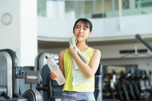 ジムでトレーニングする若い女性 ジム,フィットネス,トレーニングの写真素材