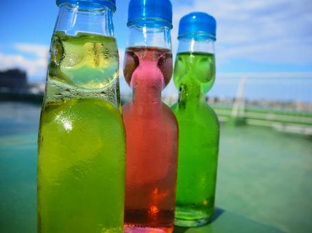 色とりどりのラムネの瓶 色とりどりのラムネの瓶の写真