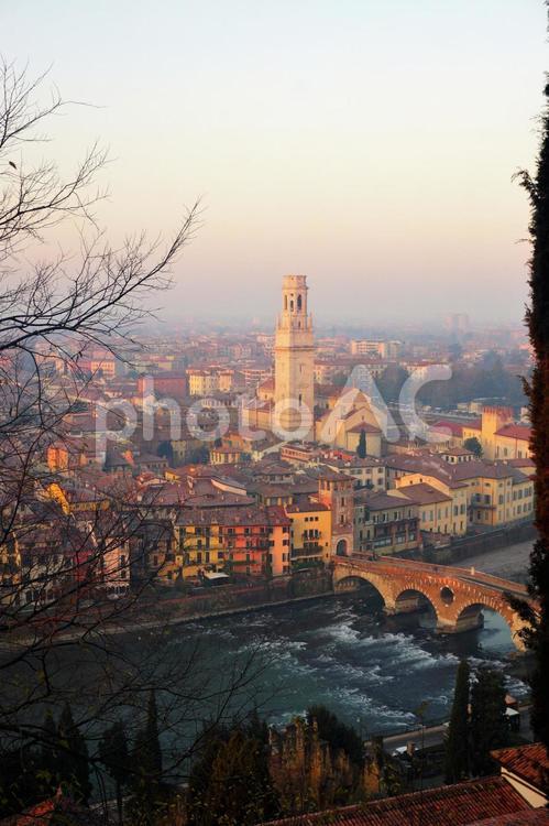 ヴェローナの朝の街並み3ヴェロ4 ヴェローナ,ベローナ,朝焼けの写真素材