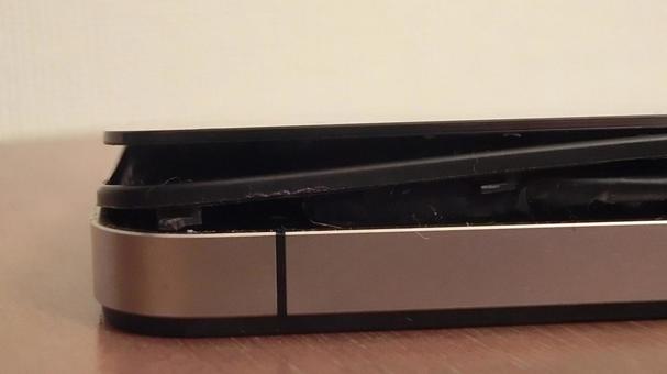 A smartphone with a swollen battery and a raised inner frame., expansion, lithium ion battery, lithium ion battery, JPG