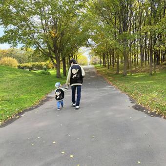 秋に散歩する親子 秋に散歩する親子 秋,公園,道の写真素材