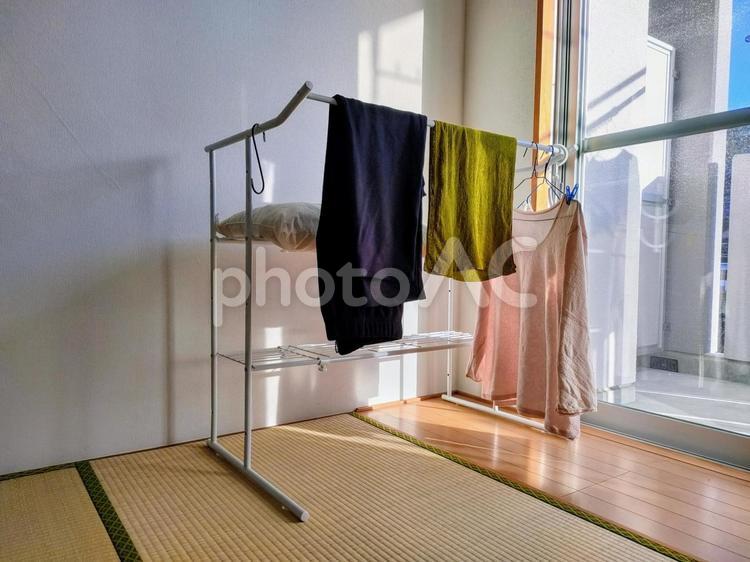 一人暮らしの洗濯物の部屋(部屋干し) 洗濯物,部屋干し,一人暮らしの写真素材