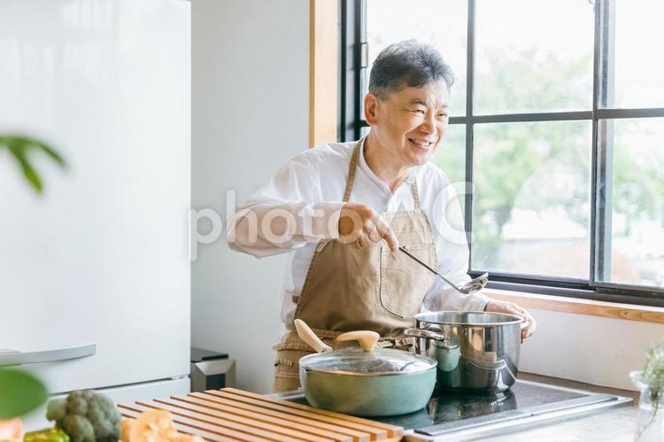 料理を作る高齢者男性（家事・シニア） 高齢者,料理,シニアの写真素材