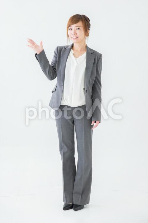 紹介するビジネスウーマン ビジネスウーマン,全身,紹介の写真素材