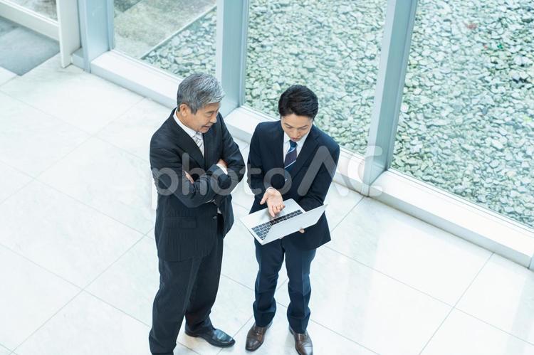 打ち合わせするビジネスマン 打ち合わせ,考える,ビジネスマンの写真素材