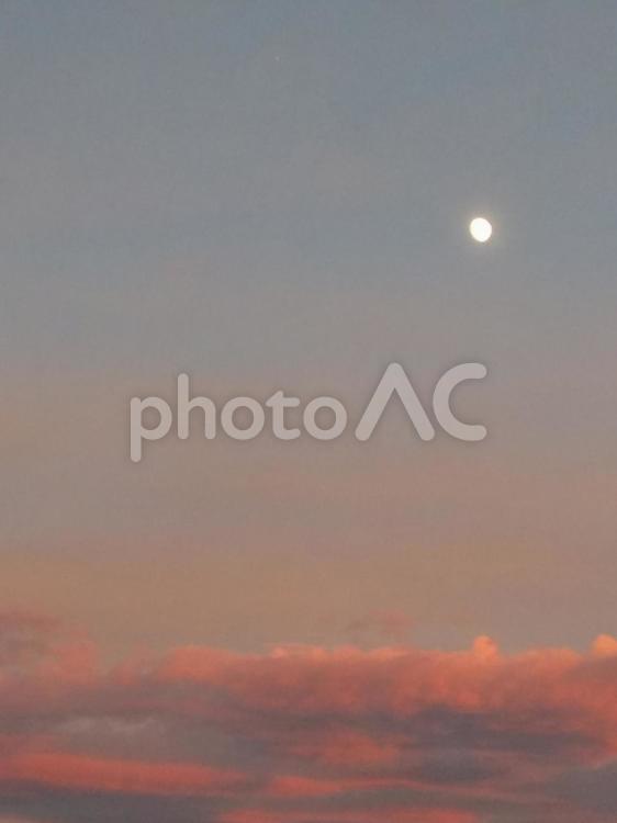 夕暮れの月 夕焼け,日暮れ,太陽の写真素材