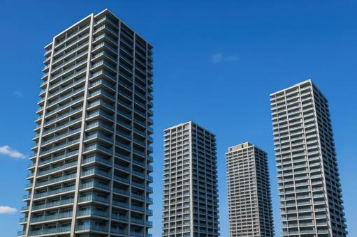 青空に映える高層マンション群 青空に映える高層マンション群の写真