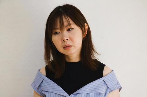 放心状態になる女性 虚無,ネガティブ,不安の写真素材