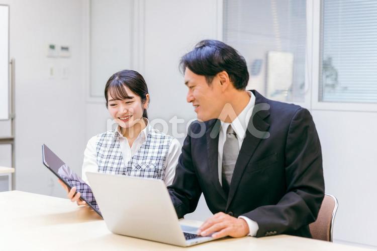 オフィスで仕事する男女（タブレット） ビジネス,事務,経理の写真素材