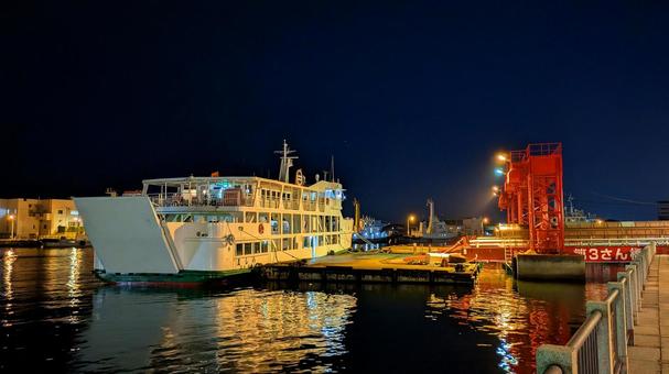 光と影が織りなす今治の夜景-07 光と影が織りなす今治の夜景-07 愛媛県,今治市,今治港の写真素材