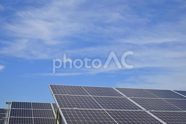 【ソーラーパネルと青空】エコイメージ 太陽光パネル,ソーラーパネル,電気の写真素材