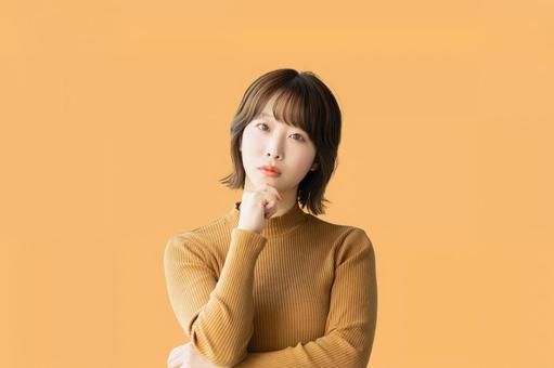 考えごとをする女性 考えごとをする女性 女性,考える,悩むの写真素材