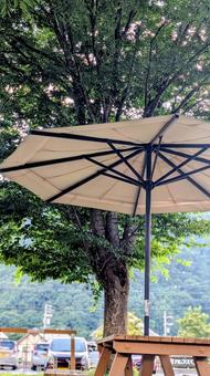 夏の午後、山の景色と憩いのテーブル 夏の午後、山の景色と憩いのテーブル パラソル,テーブル,ベンチの写真素材