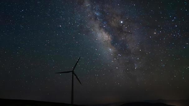 銀河を紡ぐ風の車 銀河を紡ぐ風の車 風力発電機,天の川,星空の写真素材