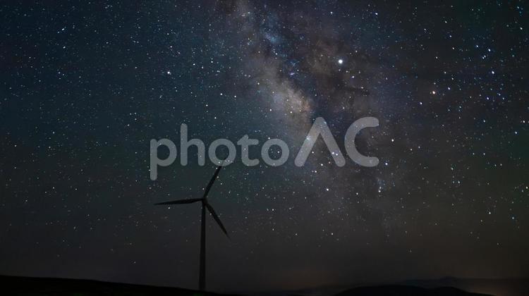 銀河を紡ぐ風の車 風力発電機,天の川,星空の写真素材