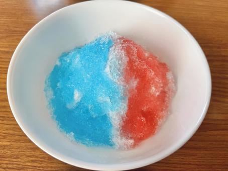 ブルーハワイとイチゴの2色かき氷 ブルーハワイとイチゴの2色かき氷 かき氷,氷,削り氷の写真素材