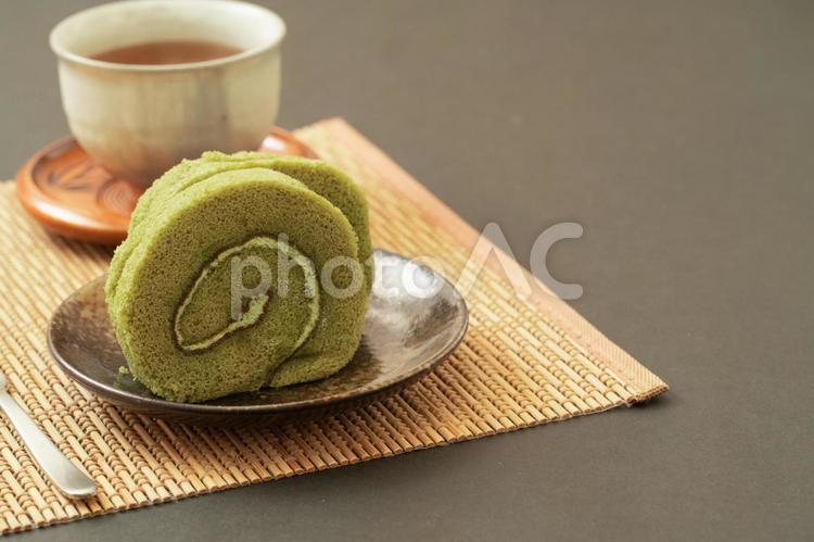 伝統的な抹茶ロールケーキと日本茶 抹茶,ロールケーキ,抹茶ロールケーキの写真素材