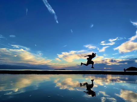 鏡面の海 鏡面の海 海,青,黒の写真素材