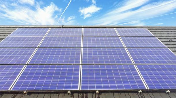 ソーラー屋根と青空 ソーラー屋根と青空 ソーラーパネル,ソーラーシステム,太陽光パネルの写真素材