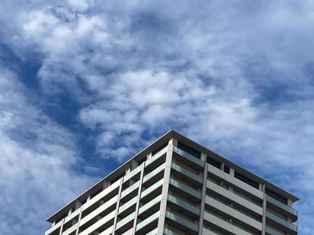 高層マンションと空 高層マンションと空の写真