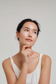 未来を見つめる、真剣な表情のアジア人女性 未来を見つめる、真剣な表情のアジア人女性の写真