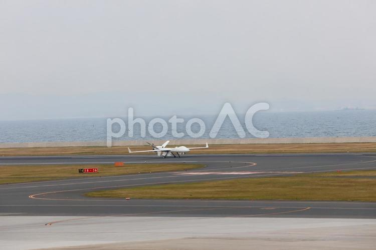 くもり空に包まれた北九州空港の風景 飛行機,航空機,航空の写真素材