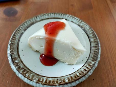 手作りスイーツ レアチーズケーキ 手作りスイーツ レアチーズケーキ 手作りスイーツ,チーズケーキ,いちごソースの写真素材