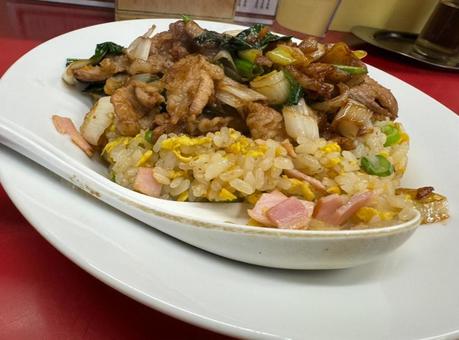 焼肉チャーハン 焼肉チャーハン 中華,レンゲ,中華鍋の写真素材