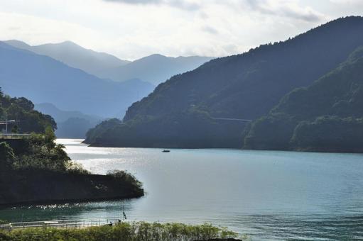 静寂に包まれた宮ヶ瀬湖と光芒 静寂に包まれた宮ヶ瀬湖と光芒 宮ヶ瀬湖,宮ヶ瀬ダム,神奈川県の写真素材