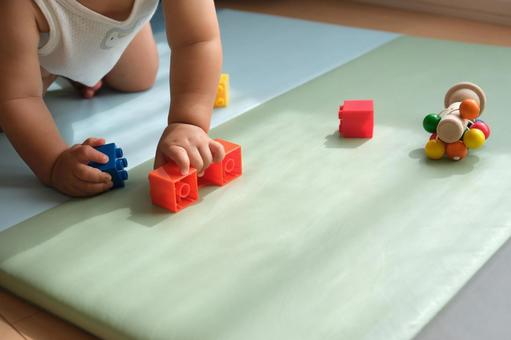 はいはいしてブロックで遊ぶ赤ちゃん はいはいしてブロックで遊ぶ赤ちゃん 赤ちゃん,はいはい,遊ぶの写真素材