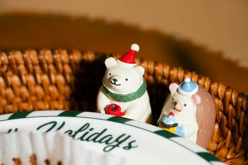 クリスマスケーキを狙う白くまとハリネズミ サンタクロース,サンタ,クリスマスの写真素材