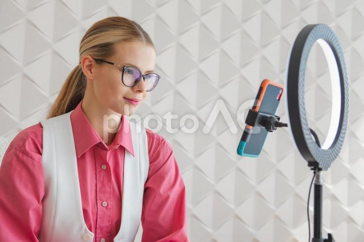 スマホを見るベストを着た女性 女性,スマートフォン,見るの写真素材
