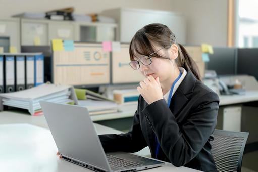 PCと考える女性 女性,ビジネスウーマン,会社員の写真素材