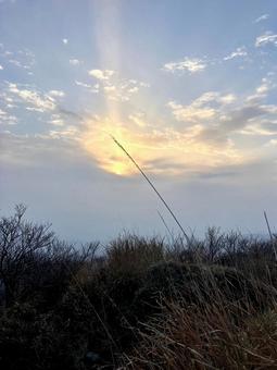 原っぱと沈む太陽 原っぱと沈む太陽の写真