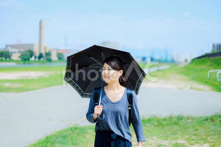 日傘を差している女性 30代,30歳,アウトドアの写真素材