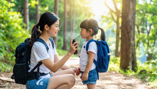 子供に虫除けスプレーをつけるお母さん 子供に虫除けスプレーをつけるお母さんの写真