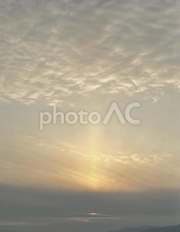 薄目で見たら光の柱が⁈ 空,光,空画像の写真素材