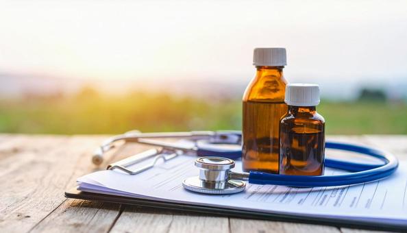 医学イメージ 聴診器と赤と黄色の試薬 医学イメージ 聴診器と赤と黄色の試薬の写真