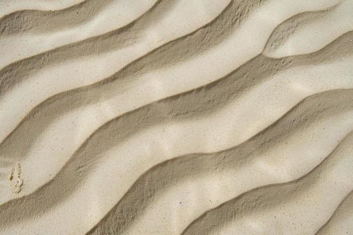 波紋を描く砂の曲線の写真