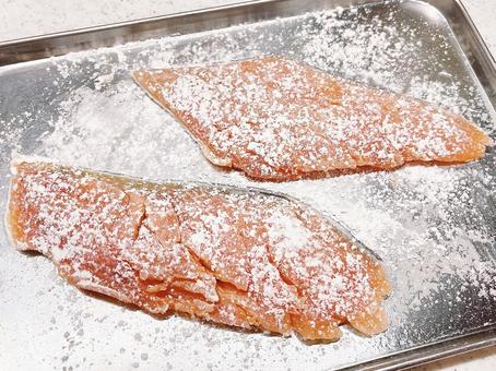 秋鮭のムニエルの下ごしらえ② 秋鮭,鮭,シャケの写真素材