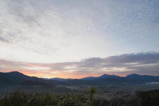 山並みと空の美しいグラデーションの朝焼け 朝焼け,夕焼け,空の写真素材