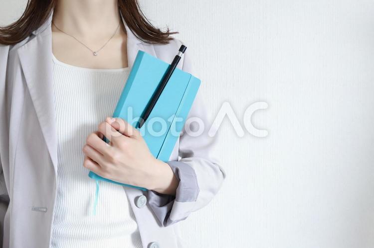 手帳を持つ女性　ビジネスウーマン ビジネスウーマン,キャリアウーマン,先生の写真素材