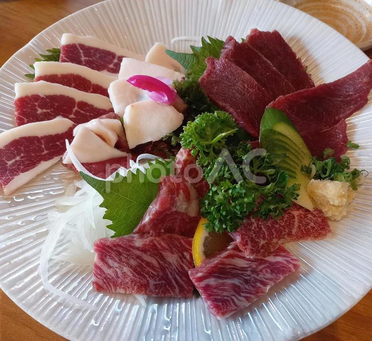 馬刺し盛り合わせ 馬刺し,馬肉,刺身の写真素材