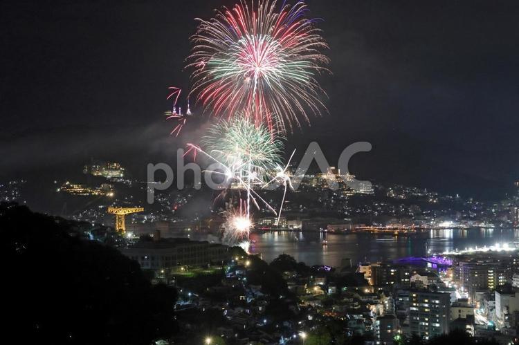 長崎の夜景と稲佐山と花火04 きれい,カラフル,風物詩の写真素材