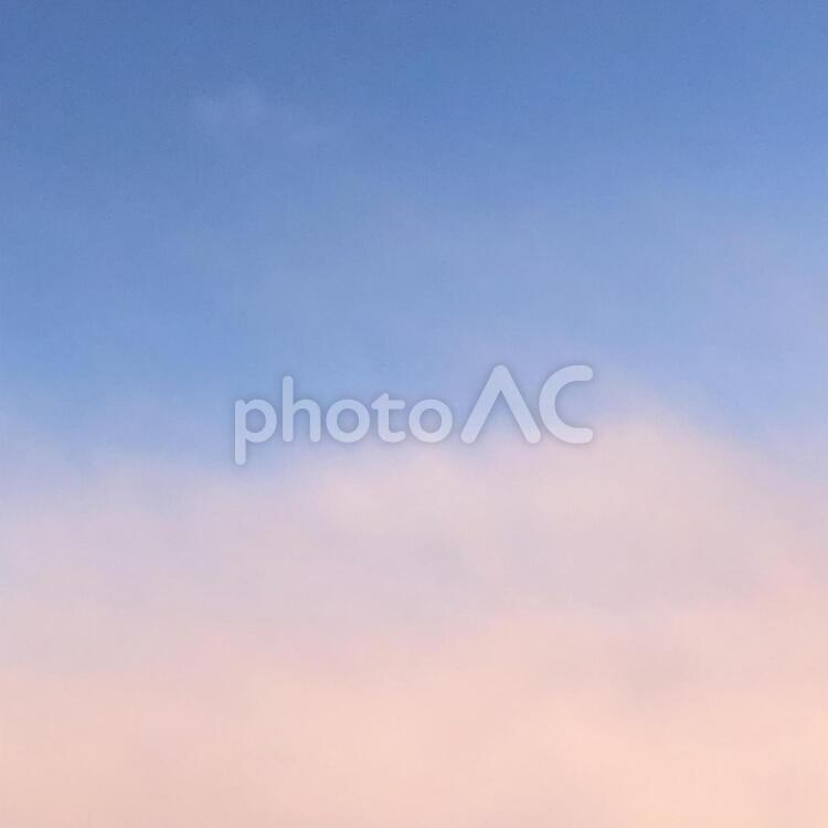 昼と夕方の境目 空,夕焼け,夕方の写真素材