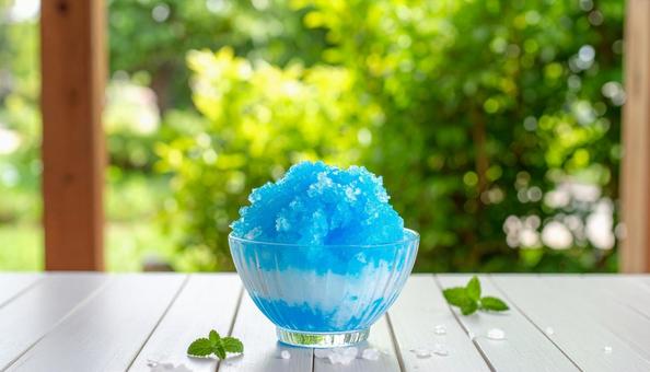 ガラスの器に盛られたかき氷の写真