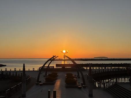 朝日を掬うモニュメントの翼 朝焼け,早朝,かわたれ時の写真素材