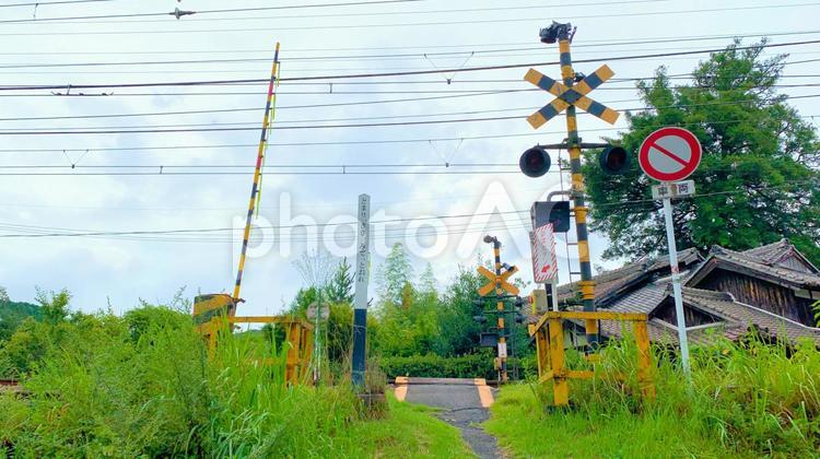 田舎の踏切 踏切,線路,鉄道の写真素材
