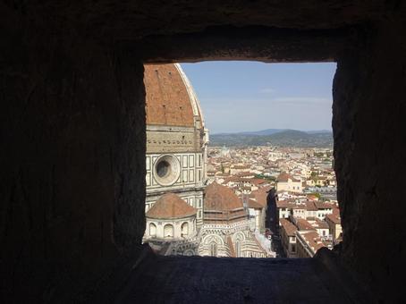 塔の窓からイタリアの街並み 塔の窓からイタリアの街並みの写真