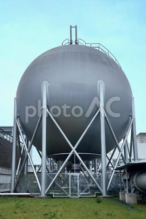 丸いシルバー色タンク・ガス・水・液体貯蔵 貯蔵タンク,丸い,銀色の写真素材